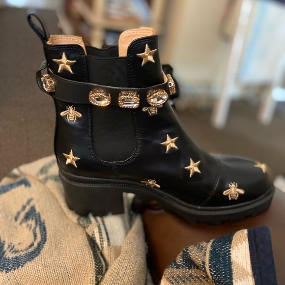 Embroidered leather ankle boot with one belt - Picture 11 of 15